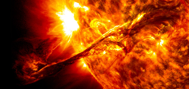 Giant_prominence_on_the_sun_erupted