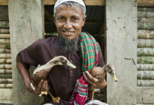 Bangladesh-man-with-ducks